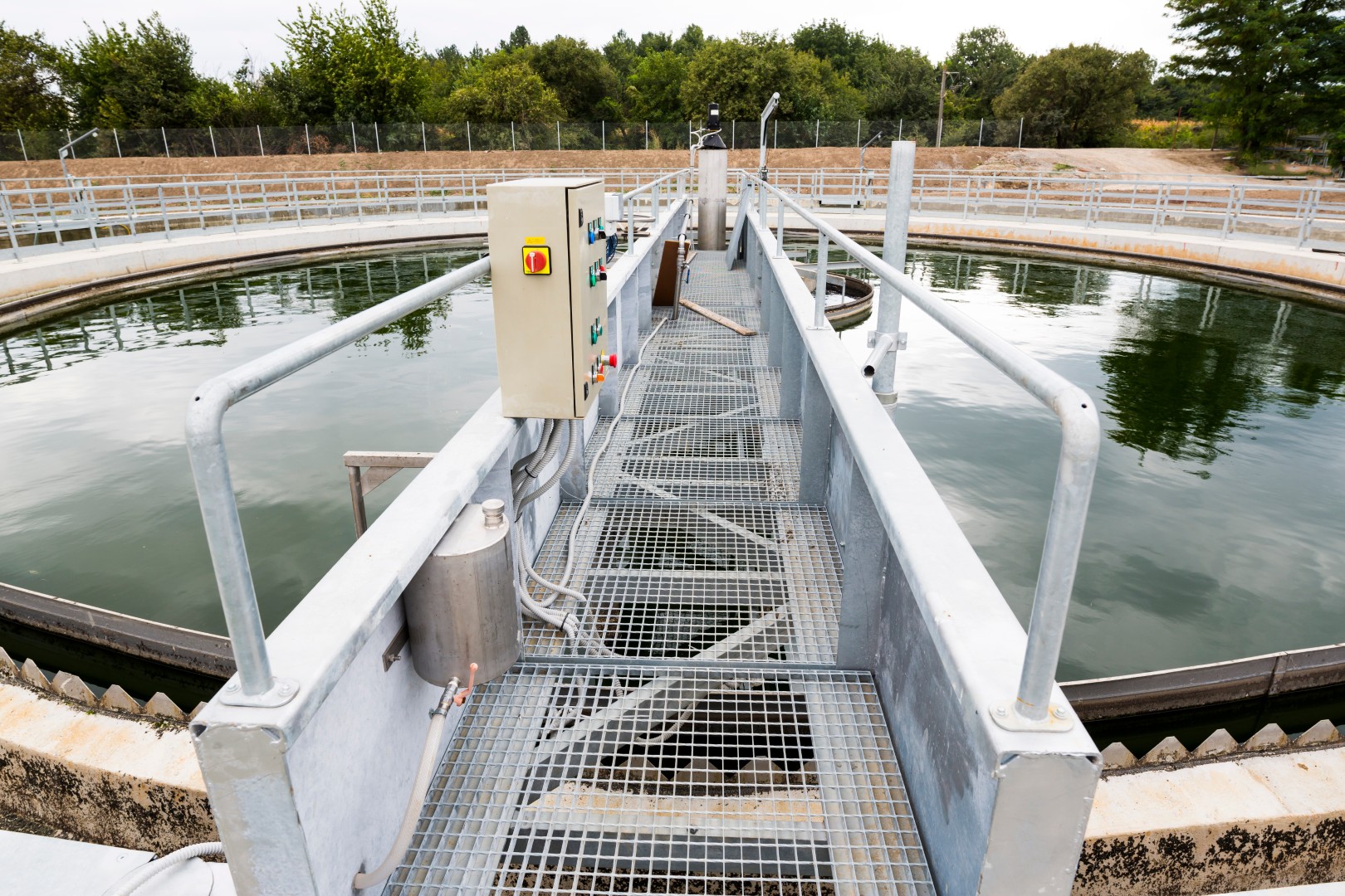 Electrically Charged Column for Nanoplastic, Heavy Metals, PPCPs and PFAS Removal